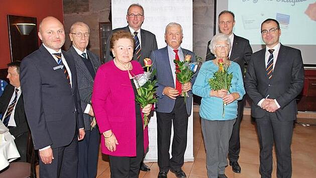 Dank für 50 Jahre Treue: Die Vorstandsmitglieder Hans-Peter Lechner und Johannes Hofmann (hintere Reihe von links) übergaben zusammen mit den Kundenberatern Rainer Kirchner (links außen) und Johannes Eger (rechts außen) die Goldene Ehrennadeln an das Ehepaar Johann und Elisabetha Schobert, Hans-Werner Zimmermann und Katharina Kraus (v. l.).  Foto: privat