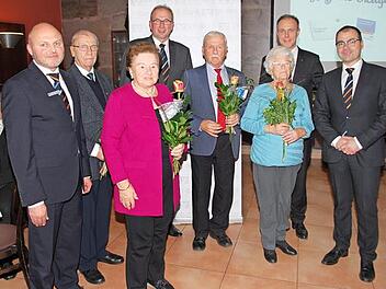 Dank f&uuml;r 50 Jahre Treue: Die Vorstandsmitglieder Hans-Peter Lechner und Johannes Hofmann (hintere Reihe von links) &uuml;bergaben zusammen mit den Kundenberatern Rainer Kirchner (links au&szlig;en) und Johannes Eger (rechts au&szlig;en) die Goldene Ehrennadeln an das Ehepaar Johann und Elisabetha Schobert, Hans-Werner Zimmermann und Katharina Kraus (v. l.).  Foto: privat