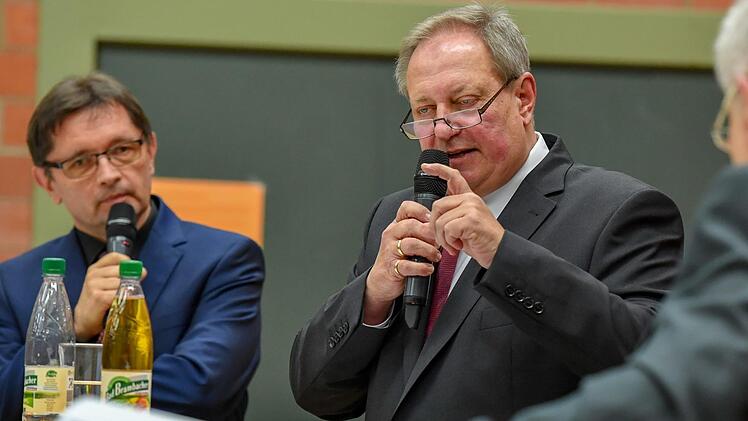 Volker Schmiechen  fasst im Gespräch mit Moderator Alexander Müller den Sachstand zur Wasserversorgung zusammen.Foto: Ronald Rinklef