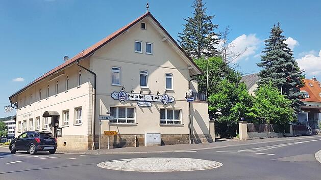 Anstelle des Gasthofs "Post" samt Nebengeb&auml;uden und benachbartem ehemaligen Kino (zeitweise auch Delta-Markt; ganz rechts) in Ebern wird der Sitz der Landesbaudirektion entstehen. Foto: Archiv/Eckehard Kiesewetter