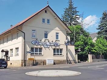 Anstelle des Gasthofs "Post" samt Nebengebäuden und benachbartem ehemaligen Kino (zeitweise auch Delta-Markt; ganz rechts) in Ebern wird der Sitz der Landesbaudirektion entstehen. Foto: Archiv/Eckehard Kiesewetter