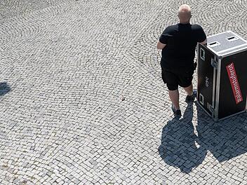Die Veranstaltungsbranche hat mit der Absage von Großevents im März als eine der ersten Branchen die Beschränkungen  zu spüren bekommen.  Noch ist unklar, wann diese Menschen wieder normal arbeiten können.  Foto: Marijan Murat/dpa