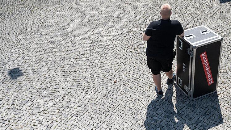 Die Veranstaltungsbranche hat mit der Absage von Großevents im März als eine der ersten Branchen die Beschränkungen  zu spüren bekommen.  Noch ist unklar, wann diese Menschen wieder normal arbeiten können.  Foto: Marijan Murat/dpa
