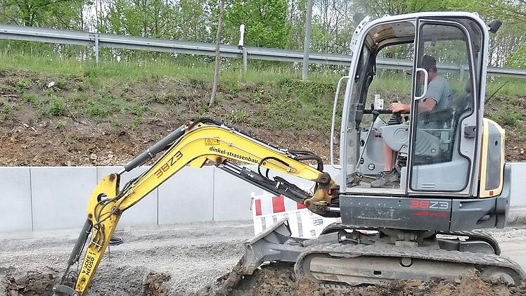 Ein Baggerf&uuml;hrer stie&szlig; am Montagnachmittag auf einen bomben&auml;hnlichen Gegenstand, der in 1,5 Metern Tiefe direkt vor dem Feuerwehrhaus in Ha&szlig;furt lag.