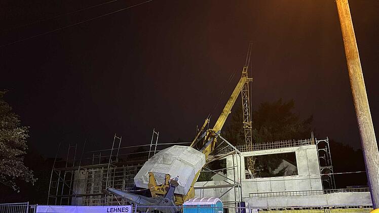 Baukran stürzt in Erlangen um