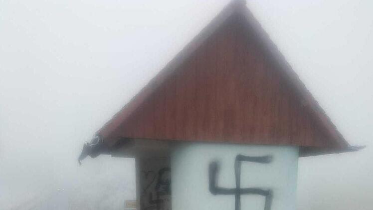 Ein Hakenkreuz wurde ans Buswartehäuschen geschmiert.