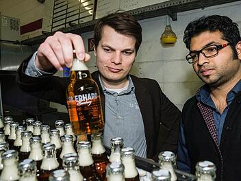 Christian Klemenz und der indische Mitarbeiter Rahul Agarwal bei der letzten Abfüllung von St. Erhard. Fotos: Michael Mahr