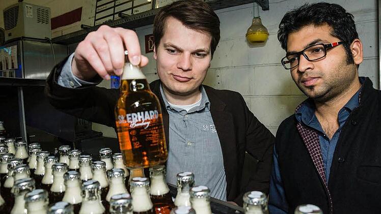Christian Klemenz und der indische Mitarbeiter Rahul Agarwal bei der letzten Abfüllung von St. Erhard. Fotos: Michael Mahr