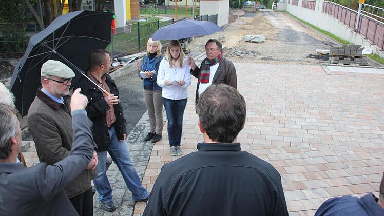 Die Fußgängerüberwege zum Bahnhaltepunkt werden ähnlich wie in der Neubrückentorstraße gepflastert