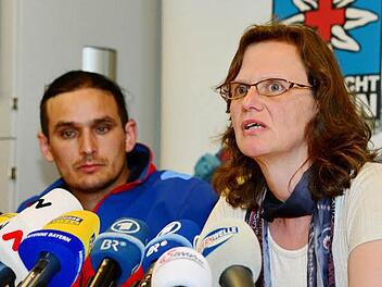 Einsatzleiter Nils Bräunig und Bärbel Vogel, Vorsitzende des Verbandes der deutschen Höhlen- und Karstforscher bei einer Pressekonferenz in Marktschellenber. Foto: Aktivnews/dpa