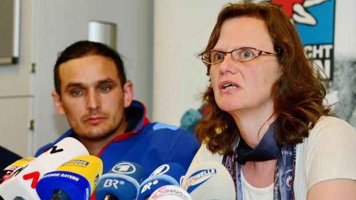 Einsatzleiter Nils Bräunig und Bärbel Vogel, Vorsitzende des Verbandes der deutschen Höhlen- und Karstforscher bei einer Pressekonferenz in Marktschellenber. Foto: Aktivnews/dpa