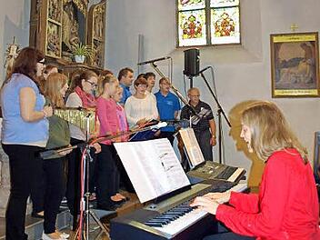 Der Ministrantenchor sang vor dem gotischen Auferstehungsaltar. Im Hintergrund das Kirchenfenster mit der Darstellung der Hl. Anna und Hl. Maria von 1891. Foto: Susanne Deuerling