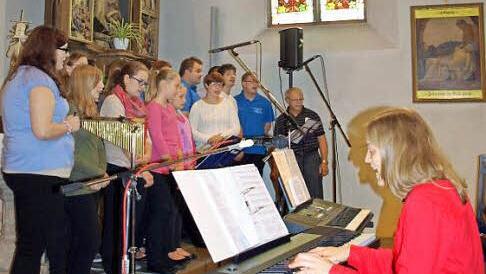 Der Ministrantenchor sang vor dem gotischen Auferstehungsaltar. Im Hintergrund das Kirchenfenster mit der Darstellung der Hl. Anna und Hl. Maria von 1891. Foto: Susanne Deuerling