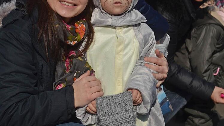 Silke Weber mit Yannick als Nikpferd mit Mütze als Süßigkeitentüte. Foto: Nikolas Pelke
