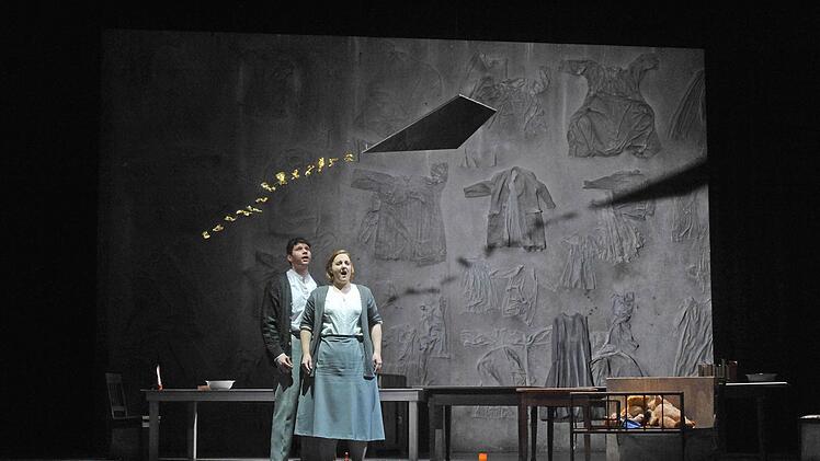 "Der Welt abhanden gekommen". Die szenische Collage mit Musik von Gustav Mahler und Claude Vivier erlebte ihre Uraufführung am Landestheater Coburg.Foto. Andrea Kremper