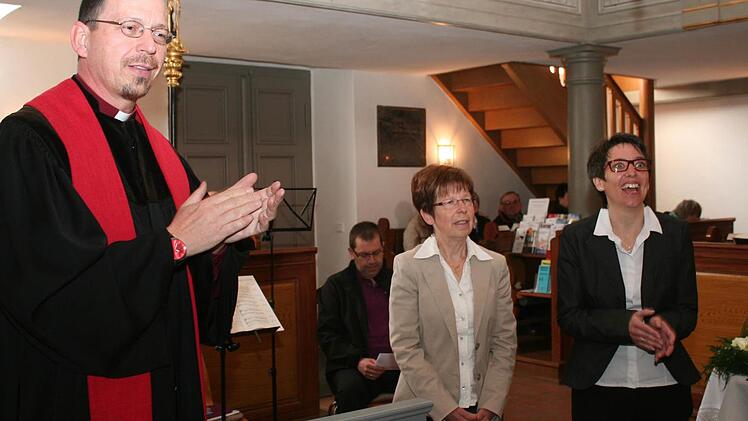 Fröhliche Stimmung im Gottesdienst: v. l. Pfarrer Torsten Bader, Vertrauensfrau Waltraud Gehring, Lektorin Michaela Wüst Foto: Evi Seeger