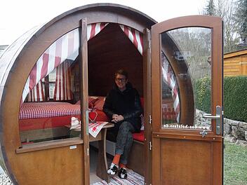 Ingrid Nöth präsentiert das neue Gästezimmer im Garten. Foto: Arkadius Guzy