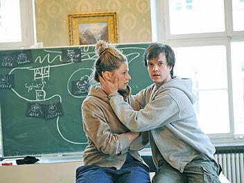 Dede (Benjamin Hübner) hat eine Freundin gefunden, Melle (Sarah Zaharanski).  Foto: Andrea Kremper