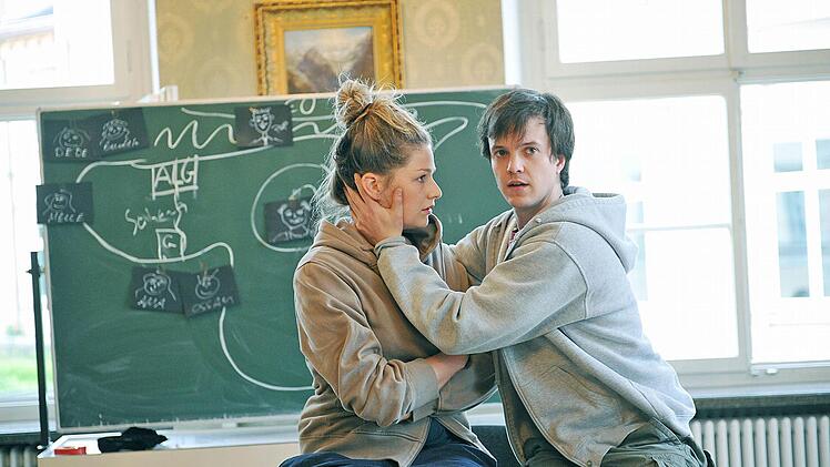 Dede (Benjamin Hübner) hat eine Freundin gefunden, Melle (Sarah Zaharanski).  Foto: Andrea Kremper