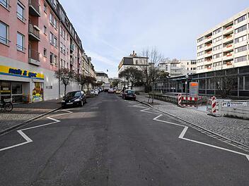 Der Anbau des "Herold-Hauses" (rechts) steht bereits leer. Der Markt von Brigitte Döll liegt genau gegenüber. Foto: Ronald Rinklef