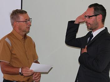 Bürgermeister Wolfgang Bauersachs (links) vereidigte in der Gemeinderatssitzung am Montagabend den neuen Gemeinderat Christoph Goer-Denninger (ÜPWG). Er folgt auf Anke Schäfer. Foto: Bettina Knauth