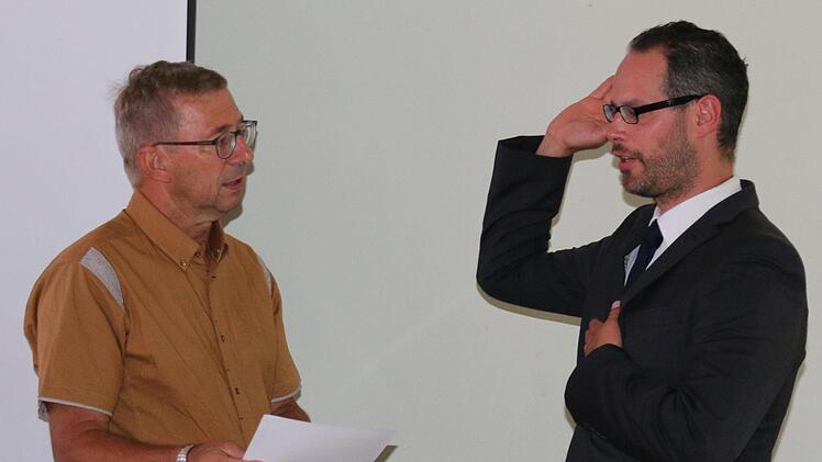Bürgermeister Wolfgang Bauersachs (links) vereidigte in der Gemeinderatssitzung am Montagabend den neuen Gemeinderat Christoph Goer-Denninger (ÜPWG). Er folgt auf Anke Schäfer. Foto: Bettina Knauth
