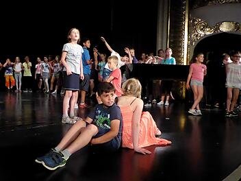 Ein Monumentalwerk aus Theater, Musik und Tanz führen Schüler der Sinnberg-Grundschule, der Anton-Kliegl-Mittelschule, des Jack-Steinberger-Gymnasiums, des Kinder- und Jugendchors der Herz-Jesu-Kirche und der Musikschule am Sonntag, 9. Juli im Kissinger Kurtheater. Foto: Gerhild Ahnert