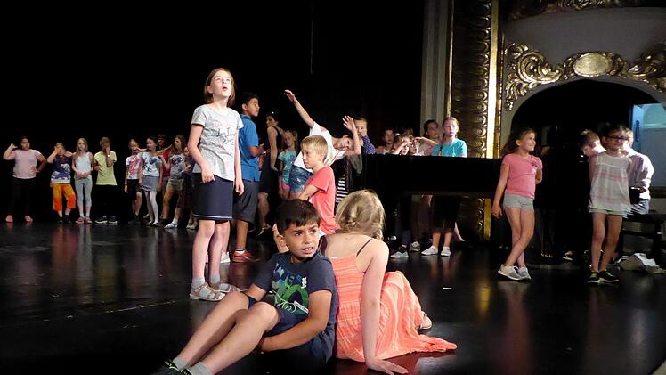 Ein Monumentalwerk aus Theater, Musik und Tanz führen Schüler der Sinnberg-Grundschule, der Anton-Kliegl-Mittelschule, des Jack-Steinberger-Gymnasiums, des Kinder- und Jugendchors der Herz-Jesu-Kirche und der Musikschule am Sonntag, 9. Juli im Kissinger Kurtheater. Foto: Gerhild Ahnert