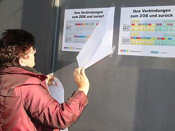 Groß und gut lesbar: Die neuen Infos zu den Busverbindungen zwischen Stadthalle und ZOB. Seit gestern hängen sie an den Haltestellen aus. Mit im Bild: Petra Arnold vom Ordnungsamt der Stadt Kulmbach.Foto: Katrin Geyer