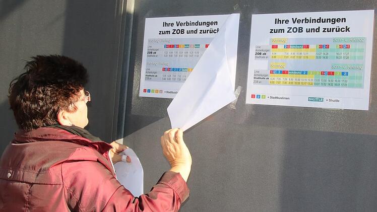 Groß und gut lesbar: Die neuen Infos zu den Busverbindungen zwischen Stadthalle und ZOB. Seit gestern hängen sie an den Haltestellen aus. Mit im Bild: Petra Arnold vom Ordnungsamt der Stadt Kulmbach.Foto: Katrin Geyer