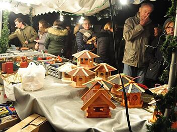 Von Selbst Gebasteltem, über Handwerk bis zu gewerblichen Artikeln war an den Ständen und Buden alles angeboten. Foto: Simon Albrecht