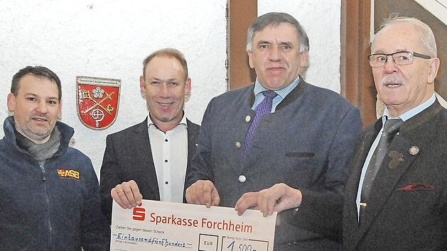 Bei der Scheckübergabe (von links): Klaus Kainer (ASB), Vizebürgermeister Mathias Kern, Bürgermeister Oswald Siebenhaar und Kreisrat Richard Gügel. Sie übergaben die Spende in den Räumen des Rathauses Langensendelbach an den Arbeiter-Samariter-Bund. Foto: Karl Heinz Wirth