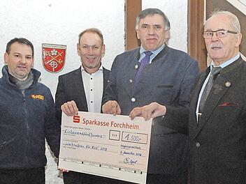 Bei der Scheckübergabe (von links): Klaus Kainer (ASB), Vizebürgermeister Mathias Kern, Bürgermeister Oswald Siebenhaar und Kreisrat Richard Gügel. Sie übergaben die Spende in den Räumen des Rathauses Langensendelbach an den Arbeiter-Samariter-Bund. Foto: Karl Heinz Wirth