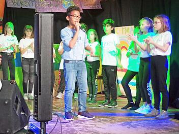 Mit viel Selbstbewusstsein stimmten die Kinder ihren "Mutig sein"-Rap an. Foto: Heike Schülein