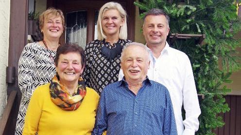 Werner Gareis (vorne rechts) feierte 80. Geburtstag. Das Bild zeigt ihn mit seiner Ehefrau Katharina (vorne links) sowie (hinten von links) Tochter Annette Kestel, B&uuml;rgermeisterin Susanne Grebner sowie Sohn Frank Gareis.  Foto: Heike Sch&uuml;lein