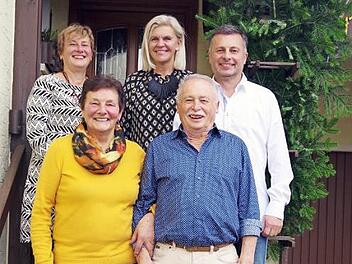 Werner Gareis (vorne rechts) feierte 80. Geburtstag. Das Bild zeigt ihn mit seiner Ehefrau Katharina (vorne links) sowie (hinten von links) Tochter Annette Kestel, Bürgermeisterin Susanne Grebner sowie Sohn Frank Gareis.  Foto: Heike Schülein