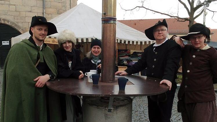 Leon Zschernitz, Feuerkünstlerin Gina Schubert, Claudia Wurm - liebevoll auch "Mutter der Kompanie" genannt - Torsten Werner und Matthias Stark wärmen sich am Feuer.