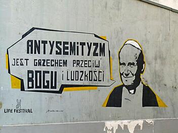 Graffiti an einer Hauswand in der Stadt Oswiecim (Auschwitz): "Antisemitismus ist eine Sünde gegen Gott und die Menschheit" (zum 10. Kreuzwegstation - Jesus wird seiner Kleider beraubt).  Foto: Marion Krüger-Hundrup