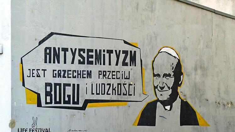 Graffiti an einer Hauswand in der Stadt Oswiecim (Auschwitz): "Antisemitismus ist eine Sünde gegen Gott und die Menschheit" (zum 10. Kreuzwegstation - Jesus wird seiner Kleider beraubt).  Foto: Marion Krüger-Hundrup
