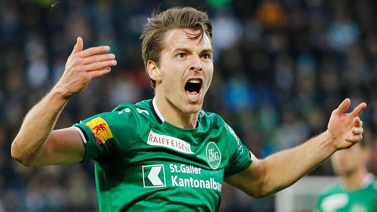 Beim FC St. Gallen hat Lukas Görtler sein fußballerisches Glück gefunden: Der Kemmerner ist absoluter Leistungsträger beim Schweizer Erstligisten. Das Bild zeigt ihn in seinem vorerst letzten Spiel am 23. Februar, als er in der                                                                              Nachspielzeit gegen Bern nach zuvor zwei Vorlagen das 3:2 erzielte. Allerdings glichen die Young Boys noch zum 3:3 aus. imago