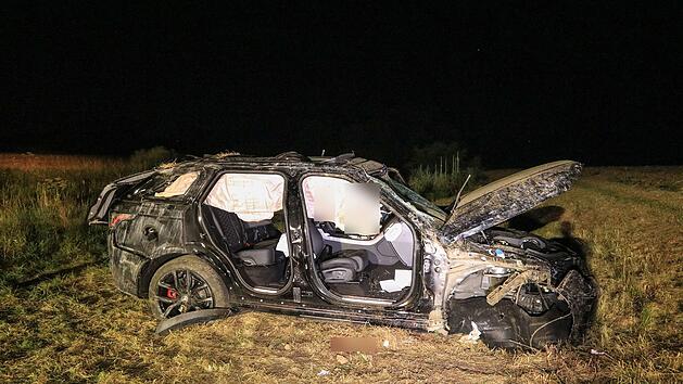 In Memmelsdorf, Kreis Bamberg, kam ein 61-J&auml;hriger bei einem schweren Verkehrsunfall ums Leben: Ein SUV kam von der Fahrbahn ab und &uuml;berschlug sich mehrmals.