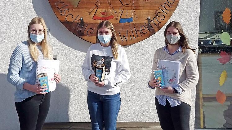 An der Grundschule Wilhelmsthal wurden Bufdine Pauline Hohenberger (links) sowie Übungsleiterin Theresa Müller (rechts) verabschiedet. Herzlich willkommen geheißen wurde die neue Bufdine Milena Fiedler (Mitte).