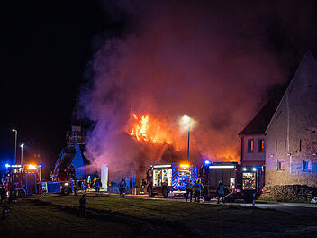 Nächtlicher Scheunenbrand im Landkreis Bamberg: Feuerwehr mit Komplikationen am Einsatzort