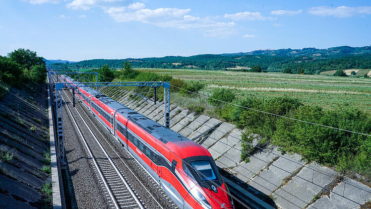 Die Frecciarossa 1000 (ital. für Roter Pfeil), Herstellerbezeichnung ETR 1000, bahntechnisch unter der Bezeichnung ETR 400 geführt und ehemals als V300 Zefiro bezeichnet, sind italienische Hochgeschwindigkeitszüge des Herstellers Hitachi Rail. Die Trenitalia setzt die Züge im HGV - wie hier bei Fabro - ein.