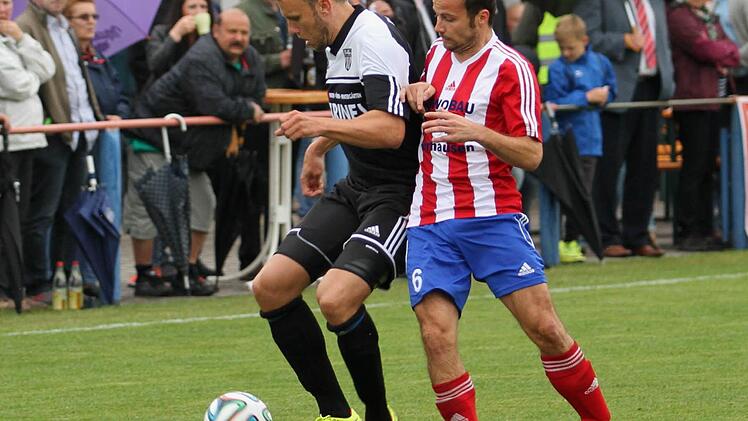 Hautnah wird der Sander Thorsten Schlereth (links) von dem Dampfacher Julien Ziegler abgeschirmt.