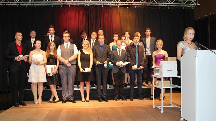 Am Freitagabend wurden 94 Absolventen der Maximilian-von-Welsch Realschule offiziell verabschiedet. Foto: Veronika Schadeck