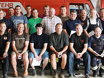 Die Kursteilnehmer mit den Ausbildern sowie Kreisbrandrat Joachim Ranzenberger (sitzend rechts) und Kreisbrandinspektor Ralf Weidenhammer (stehend rechts)  Foto: Matthias Schuhbäck
