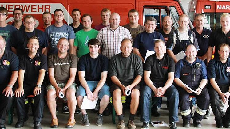 Die Kursteilnehmer mit den Ausbildern sowie Kreisbrandrat Joachim Ranzenberger (sitzend rechts) und Kreisbrandinspektor Ralf Weidenhammer (stehend rechts)  Foto: Matthias Schuhbäck