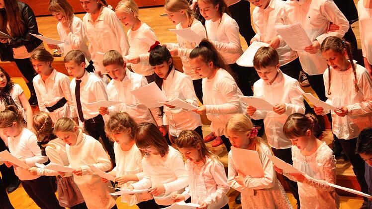 Die Kinder des Herz-Jesu-Chores singen aus Leibeskräften.