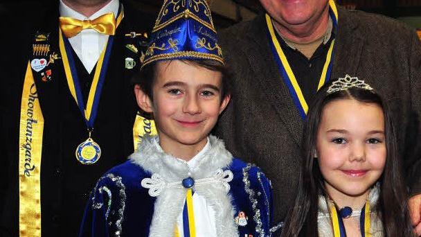 Orden für den Kulmbacher Stadtrat und BLSZ-Kreisvorsitzenden Lothar Seyfferth vom Kinderprinzenpaar Anna Maria I- und Carlos I. Mit im Bild der Vorsitzende Bernd Neidhardt.